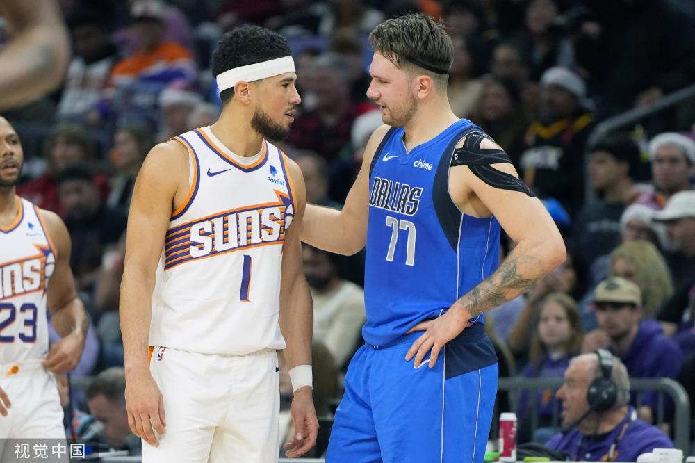 近4轮首胜！10人曼联3-2逆转伊镇升第14 多古送礼+染红马奎尔制胜.